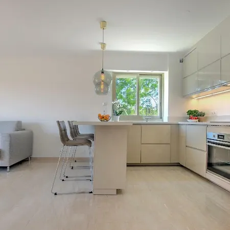 High Standard Br Design Flat For Family Ppl Swimming Pool Free Parking Big Balcony Apartment *